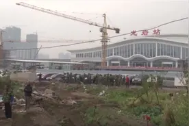 新罗：西陂街道开展龙岩火车站北站房临时停车场依法交地行动视频封面