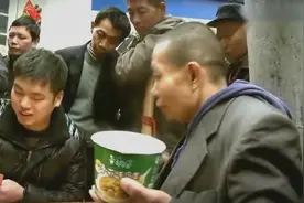 最后的棒棒：人穷志短！河南借400块过年，却坐上牌桌喝酒吃肉视频封面