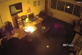 电脑充电夜间爆炸，险些烧毁一栋办公楼