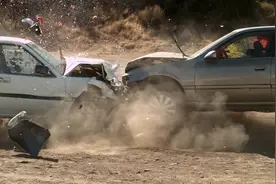 放慢10000倍！让你见识下两辆轿车以时速60，正面相撞的那一瞬间视频封面