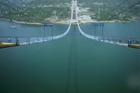 横跨长江的特大悬索桥，超大钢缆原来是这样拉过去的，太壮观了