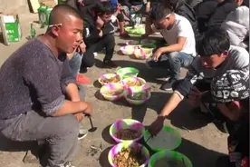 四川农村，大盆大盆的在地上吃肉，这才像办酒视频封面