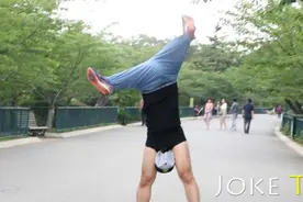 中国小伙脑洞大开！完成了全世界坚持时间最长的倒立！图片