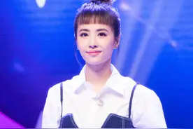 歌后也变得满脸胶原蛋白，连最时髦的丸子头都拯救不了了图片