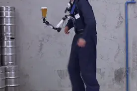 大象生宝宝的时候，羊水像瀑布一样！图片