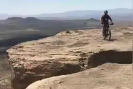 男子在悬崖边上玩自行车，玩的正嗨，接着发生的事令他终生难忘图片
