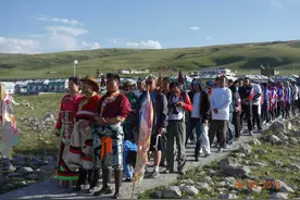 圣湖见证、浪漫爱情、青海湖畔的自行车婚礼图片