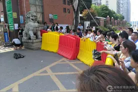 湖南高考生英语迟到6分钟被拒考场外 众家长安慰其人生路还长图片