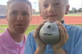 父子将铅球切割成两半，当看到里面的构造时他们都笑了图片