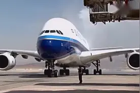 南航最大客机A380首次起降昆明长水机场，地勤霸气！