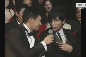 张家辉采访周董，场面一度很尴尬，周董：你还是讲广东话吧！视频封面