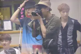 黄子韬在录音室拿着单反相机拍照 最后和吴世勋合照