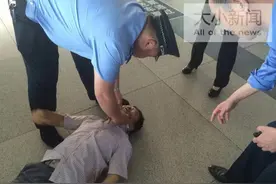 河南旅客返家心切 烟台火车站突发脑溢血图片