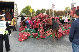 货车急转弯“甩下”1.8万瓶啤酒，30名城管清理4小时恢复道路畅通图片
