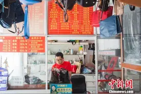 广西南宁皮具“美容师”16年匠心守护老手艺图片