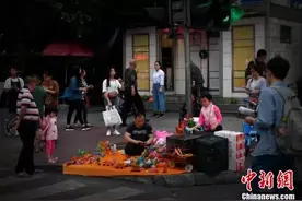 “独腿哥”的自强路：街头摆摊卖编织品 免费传授图片