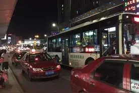 私家车、的士霸占公交站 市民无奈路中央上下车图片