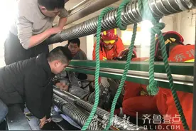 一男子整条右臂被卷入印花机，消防20分钟将其“解救”图片