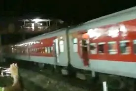 印火车坡上停车掉头时制动不当 车身倒滑10公里图片