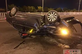男子醉驾狂飙翻车被压车下 热心群众联手抬车救助图片