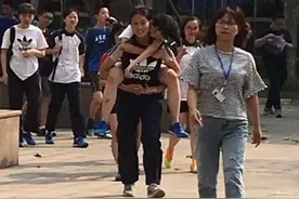 同学摔倒在中考体考跑道上 2女生主动停下扶起 校方：同等条件下优先录取图片
