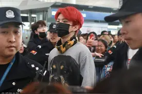 火到一塌糊涂！范丞丞红发醒目 粉丝人山人海引轰动图片