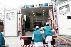 救护车高速不缴费被拦引热议 收费员：非公益性车辆图片