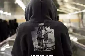 衣服反穿露出领标，你就是这条街最靓的仔！图片