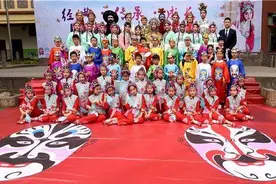 奶爸们豁出去了！学生与家长同台演京剧图片