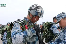 "三无"条件下也敢跳伞？"雷神"突击队员跳给你看图片