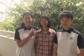 中考体考跑道上 两次停下扶起摔倒的同学图片