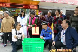 残疾大姐德阳卖水果续：城管帮忙找到固定摊位图片