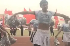 画风清奇！郑州大学一男生穿裙子跳啦啦操爆红图片