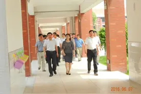 冯驭行长、檀云坤市长等领导莅临龙海市颜厝中心小学调研图片