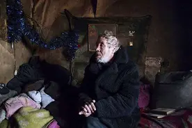 俄罗斯男子独居远东“鬼镇” 只有小猫作伴图片