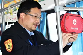 慈溪800多辆公交车装上红十字急救包 保障市民出行图片