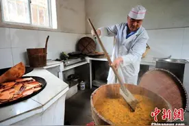 “手”护传统味 安徽制糖师傅坚守百年手艺图片