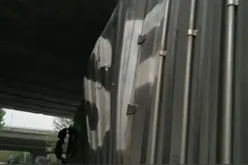 限高4.5米货车4.3米却被卡 货车司机损失十余万图片