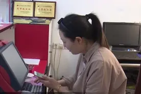 女老板代买彩票中千万巨奖 连夜冒雨送还买主图片