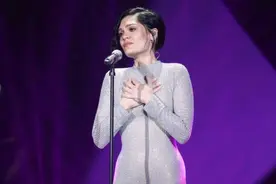 打败华晨宇汪峰实至名归，“结石姐”成了《歌手》首个外国“歌王”！图片