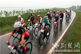 500多名车手冒雨约战2018中国第九届环百里洲自行车赛图片