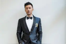 余文乐相北京国际电影节 与科洛逗趣互动图片