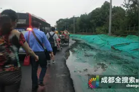 金牛立交爆裂水管目前喷水已止住 正在开挖抢修图片