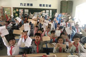 新疆来信！温岭方城小学门口的邮筒有点忙图片