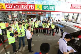 网传“加油枪频繁跳枪克扣油品”，市民进油库亲自验证图片