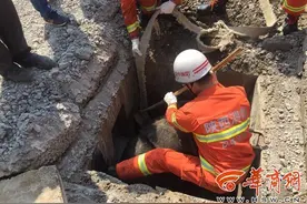 “牛失前蹄”掉入下水道 勉县消防填土救牛图片