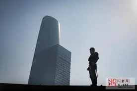 90后“蜘蛛人”爬遍天津高楼 一天赚五百图片