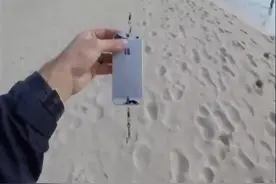 外国小伙把手机绑在鱼线上，众人纳闷，几分钟后终于明白图片