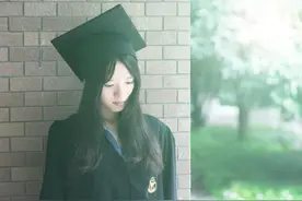 穿上学士服，不输关晓彤!图片