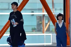 窦靖童李嫣姐妹情深，阳光自信，李亚鹏的教育和关爱功不可没图片